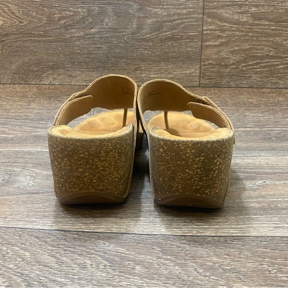 CLARKS ARTISIAN LADIES TERMIRA WEST LEATHER CAMEL THONG WEDGE SANDALS SIZE 10 - Picture 9 of 11